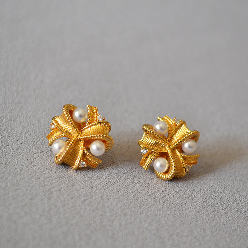 Chic Brass Stud Earrings With Pearls